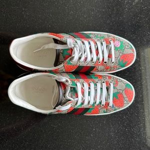Gucci Size 37 Strawberry Lace-Up Sneakers